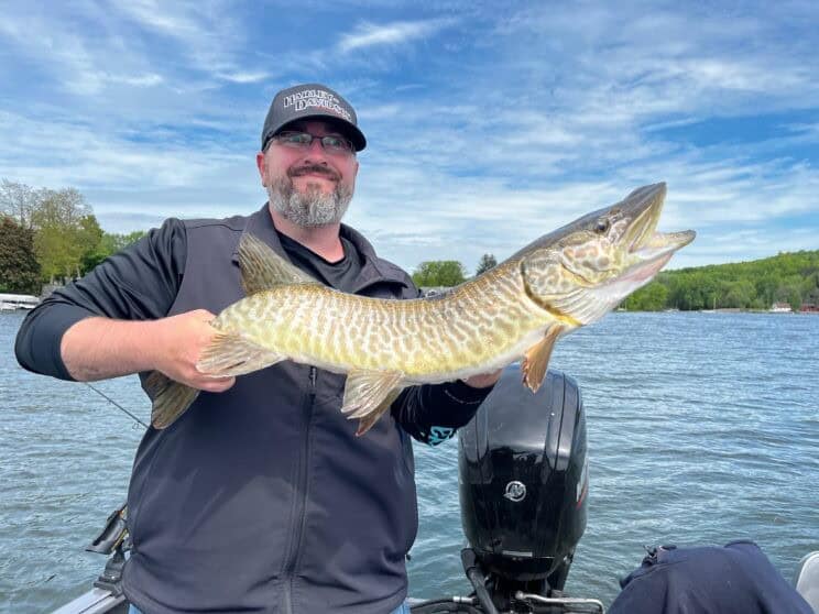 Muskie Fishing in Central Ohio: A Review of the 41 Central Ohio Chapter's Guide thebookongonefishing